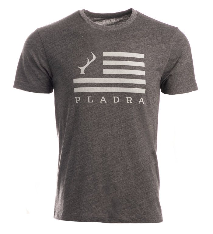 The Men's Tri-Blend Flag Graphic Tee in Charcoal Grey Heather features a white flag with horizontal stripes and an antler above "PLADRA," making it ideal for expressing your outdoor style.