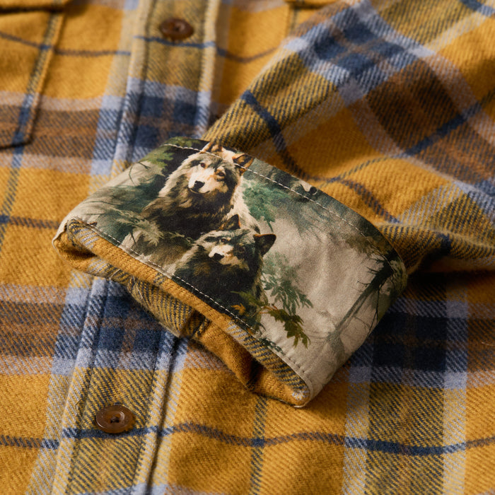 The Pladra Men's Workhorse Elite Flannel Shirt in Easton Gold features a wolf-print lining and turned-up cuffs.