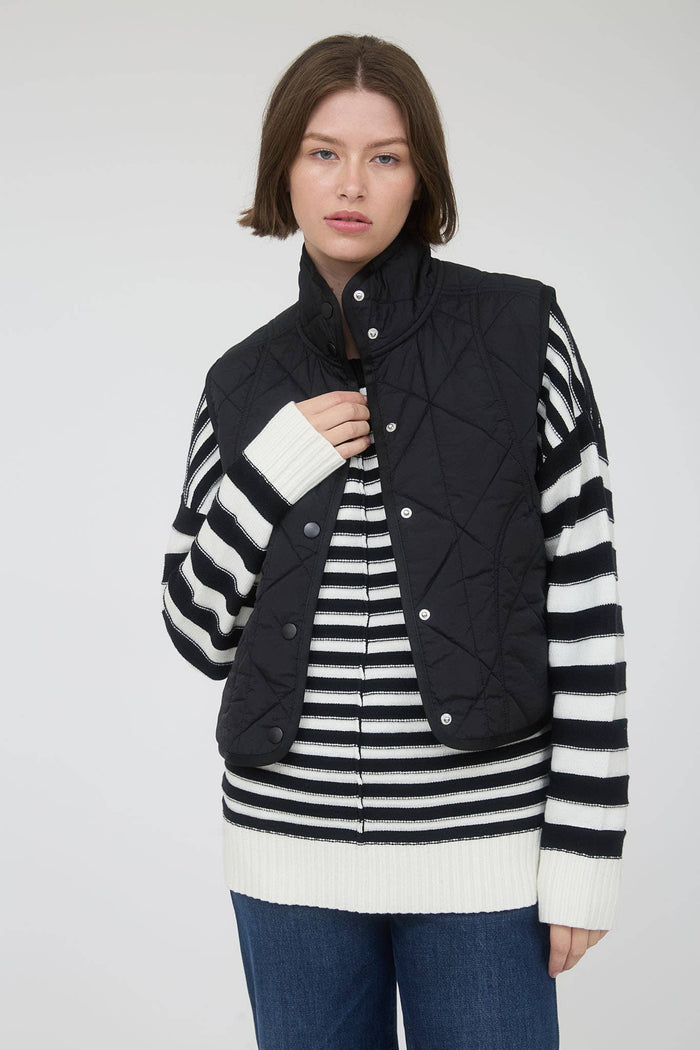 SNAP BUTTON QUILTED PUFFER VEST BLACK
