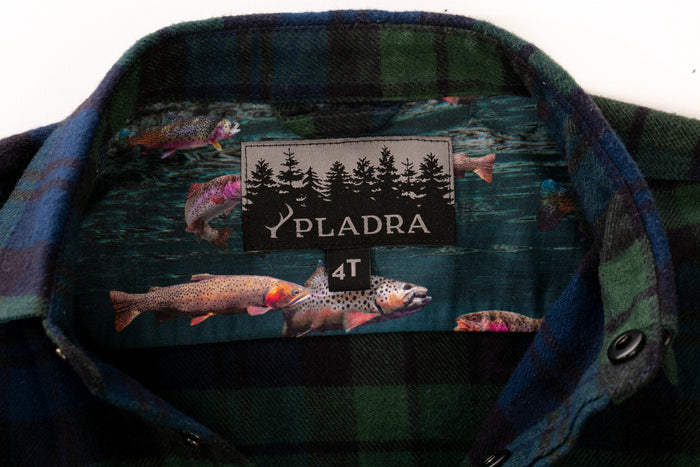 Close-up of a Pladra Toddler Cubs Flannel Shirt- Bolinas Blue collar with fish print lining and 4T label.