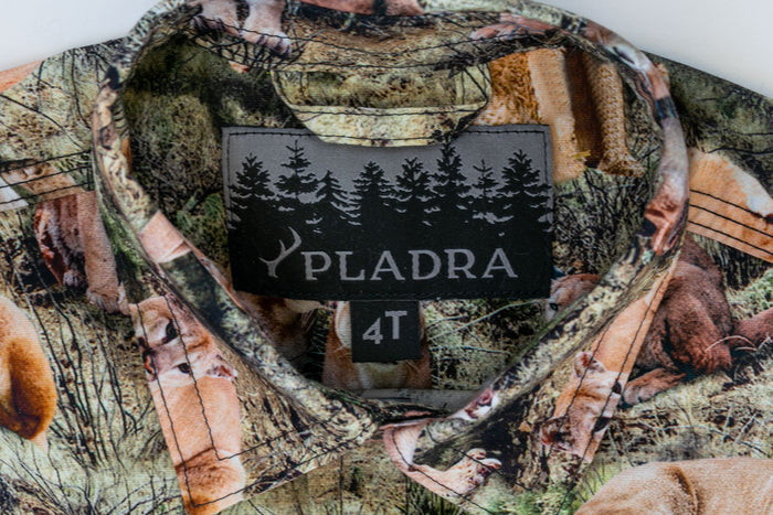 Close-up of Pladra Toddler Cubs Outdoor Aloha Shirt collar with mountain lions print and 4T size tag.